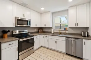 Central | 7 Mins to Airport | 1 Story | Sleeps 10 - Image 3