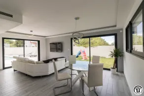 villa with pool and private jacuzzi spa - Image 4