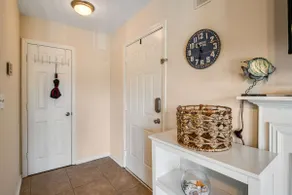 Snowbird-friendly condo with AC, outdoor pool, ten - Image 5