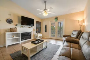 Snowbird-friendly condo with AC, outdoor pool, ten - Image 4