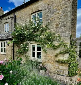 Pretty Cotswold Cottage with garden near Bibury - Image 4