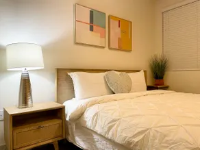 Walkable to DJ plaza 1b1b APT king bed - Image 3