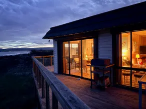 Mid-century beach front house, on five private acres, dogs welcome - Image 4