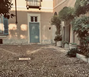 Large historical-2 bedrooms 2 bathrooms- private garden - Image 2