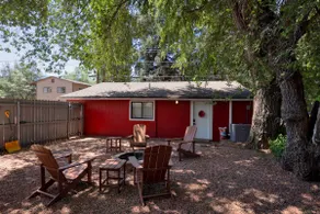 Downtown Ruby Red Bungalow w/AC, Fully Fenced Yard, W/D, 2 Smart TVs, Fast WiFi - Image 3