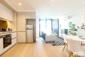 KozyGuru | Docklands | Modern 1 Bed Apt - Image 3
