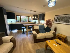 New City Ground Floor Flat, 3x Ensuite Double Beds - Image 2