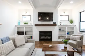 Beautiful Spacious Downtown Home Sleeps Up to 20 - Image 2
