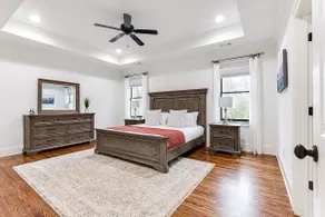 Beautiful Spacious Downtown Home Sleeps Up to 20 - Image 5