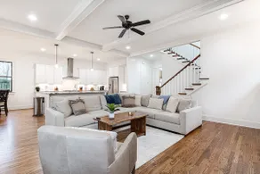 Beautiful Spacious Downtown Home Sleeps Up to 20 - Image 4