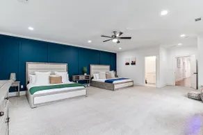 Beautiful Spacious Downtown Home Sleeps Up to 20 - Image 3