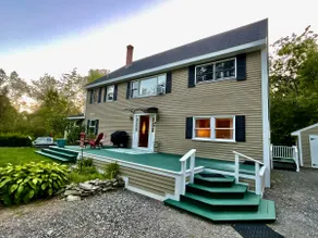 Romantic Coastal Escape near Harbor - Image 3