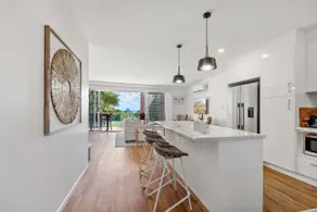 Sophisticated & stylish beachside apartment with pool - Image 3