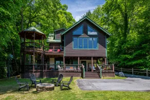 Exquisite Cabin: Stunning Views & Toy Story Loft! - Image 4