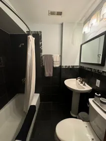 Hidden Gem - 3 Story House & Pet Friendly! - Image 2