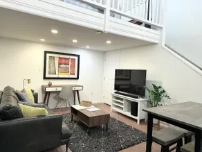 Large Comfy Cottage- Close to Downtown - Image 3