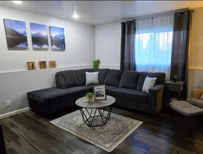 Stylish Modern Duplex - King, Queen, & Fulls! - Image 4