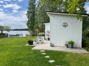 Lake house with beach, sauna & boat - Image 4