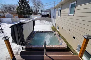 3 Bedroom House with Spa - Free Parking - Image 5