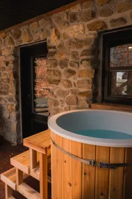 Mammouth Accommodation | Cold Bath, Spa & Nature - Image 3