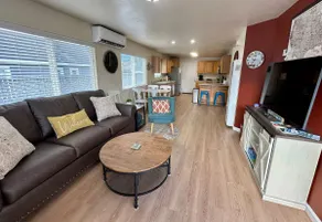 Cheerful 2BR, walking distance to Redwood Skywalk - Image 3