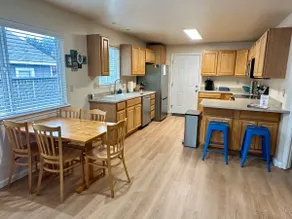 Cheerful 2BR, walking distance to Redwood Skywalk - Image 4