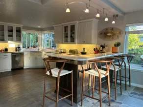 Airy & bright coastal getaway perched in the trees - Image 5