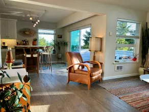 Airy & bright coastal getaway perched in the trees - Image 3