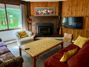Cozy 3-bedroom home with views of Mt. Mansfield - Image 4