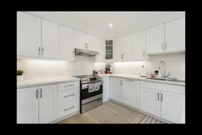 Premium 4BR Home near Wonderland & Vaughan Mills - Image 2