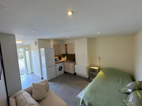 Central Apartment with Private Entrance - Image 5