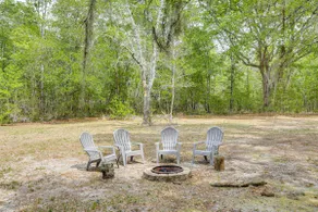 Charming Retreat on 20 Acres w/ Private Lake! - Image 4