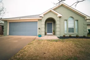 Cozy Modern Farmhouse with Pool & Hot Tub, 4BDs in Waxahachie - Image 3