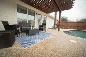 Cozy Modern Farmhouse with Pool & Hot Tub, 4BDs in Waxahachie - Image 4