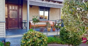 Perfect for two - King Bed - nearby to Gorge & LGH - Image 4
