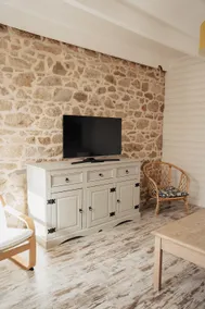 Stone farmhouse for 4 people with heated swimming pool - Image 4