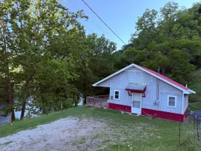 Cozy riverfront cabin on 106 acres near Bristol - Image 4
