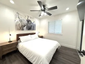 •NEW• Spacious Home 6 beds/ 2 bath + Steam Shower! - Image 3