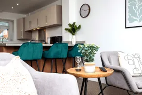 Modern & Peaceful Home to Relax in Style - Image 4