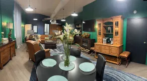 Down Town Poshy-Poshy, upscale 2 bedroom apartment - Image 5