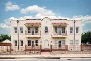 1 Gated downstairs Boho 1-bedroom apartment - Image 2