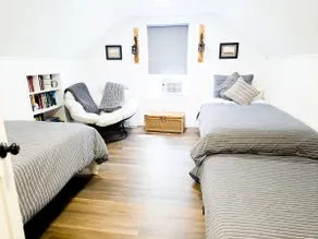 3BR Modern Cottage | Walk 2 Beach & Tyde Venue - Image 3