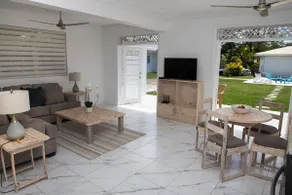 Summer Getaway: 2Bed Bungalow with Private Pool - Image 3