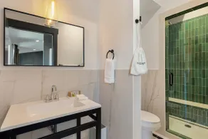 Superior King Suite w Rain Shower, Bikes, Coffee! - Image 4