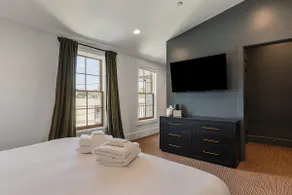 Superior King Suite w Rain Shower, Bikes, Coffee! - Image 5