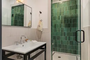 Spacious Queen Suite w. Rain Shower at The Emerald - Image 2