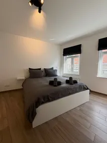 Bright apartment with parking - Image 5
