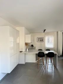 Bright apartment with parking - Image 2