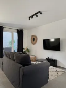 Bright apartment with parking - Image 3
