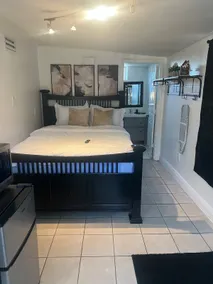 Charming guest suite with private entrance - Image 5